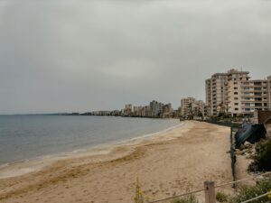 Coastal Challenges: Designing Homes That Withstand Salt, Wind, and Rising Seas